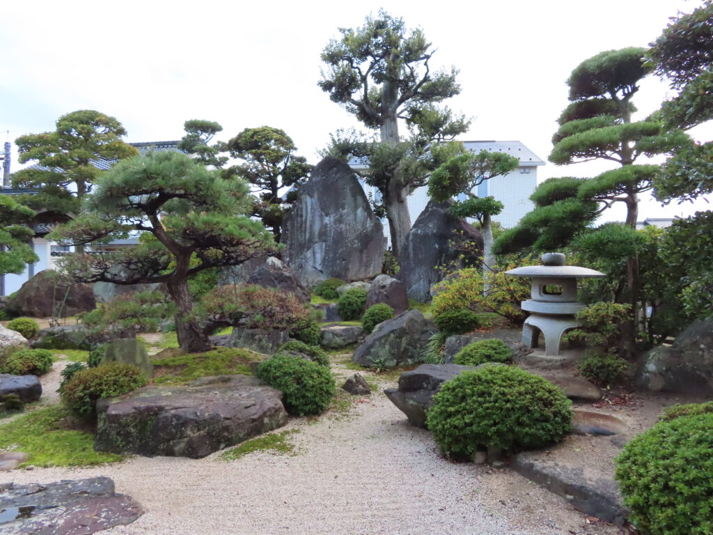 雪見灯籠３脚の向き - RakuteiJapan WabiSabigarden